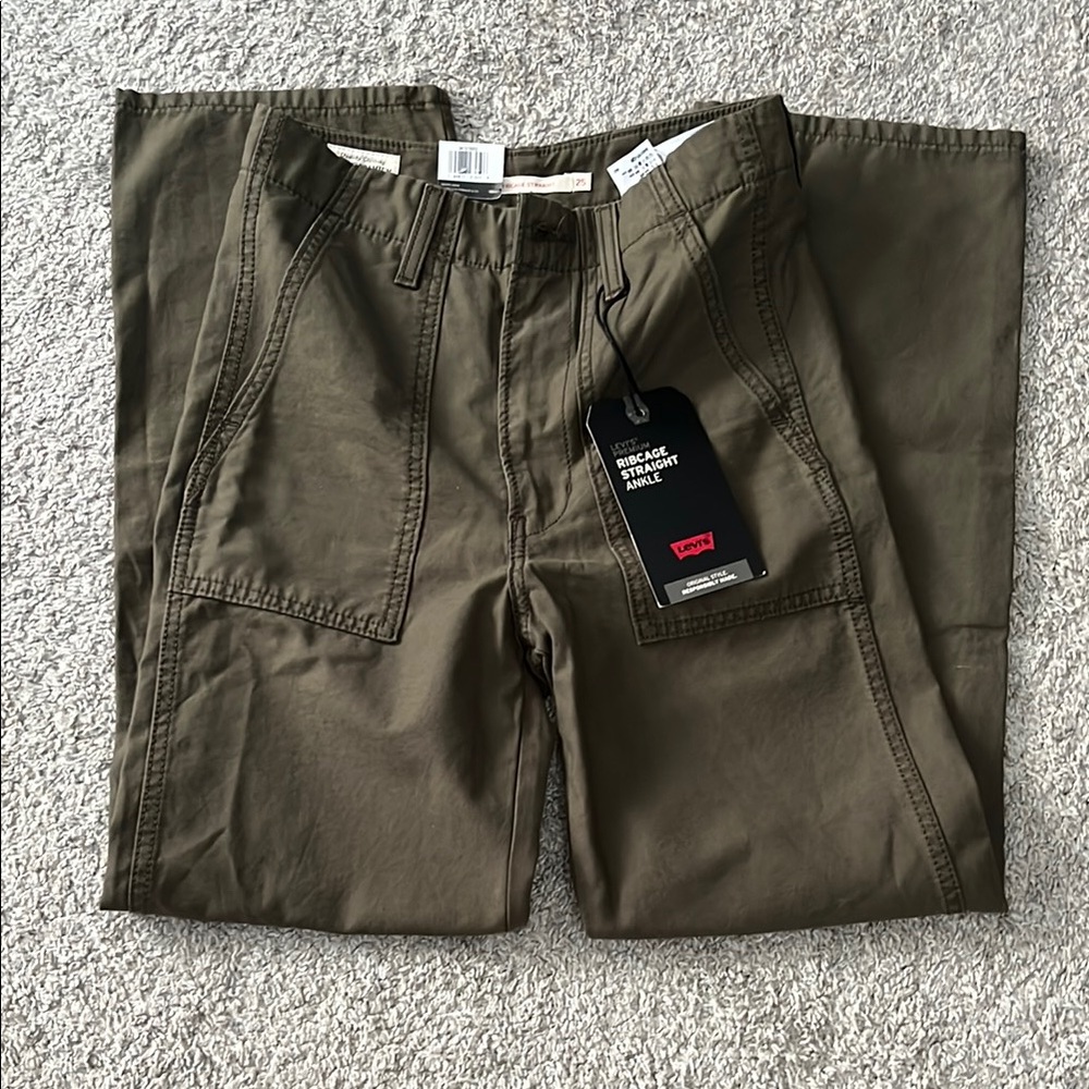 Levi's women’s Olive rib case straight ankle pants